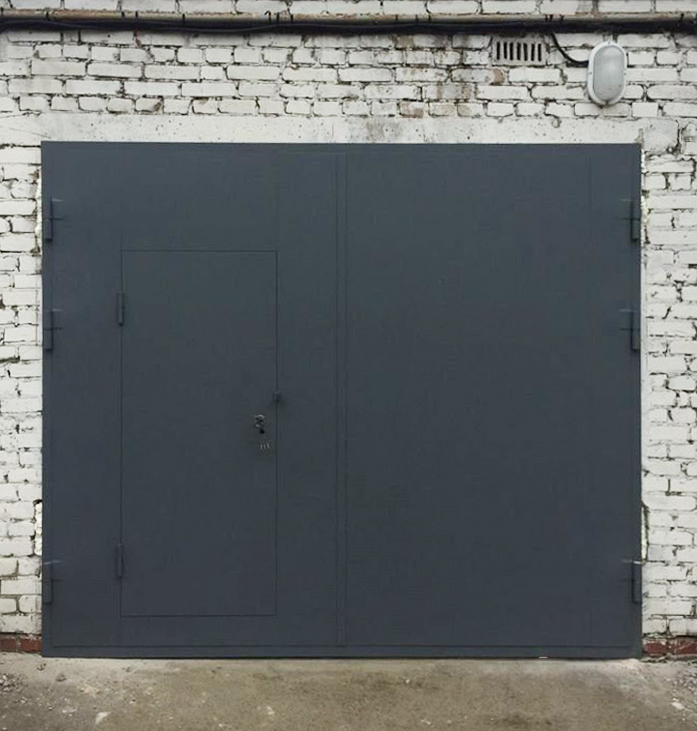 Чёрные стальные ворота в гараж ЛД/В-493 с отделкой из порошка и МДФ