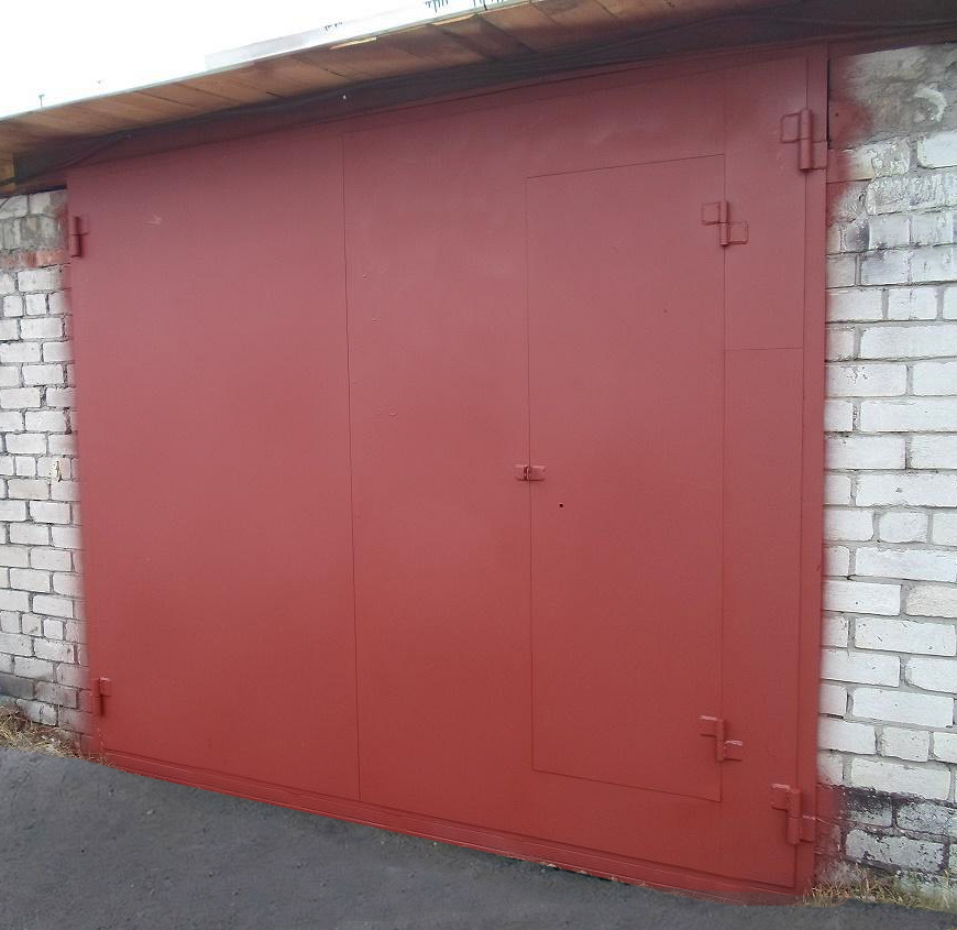 Красные гаражные ворота ЛД/В-536 RAL 2002 распашные навесной замок